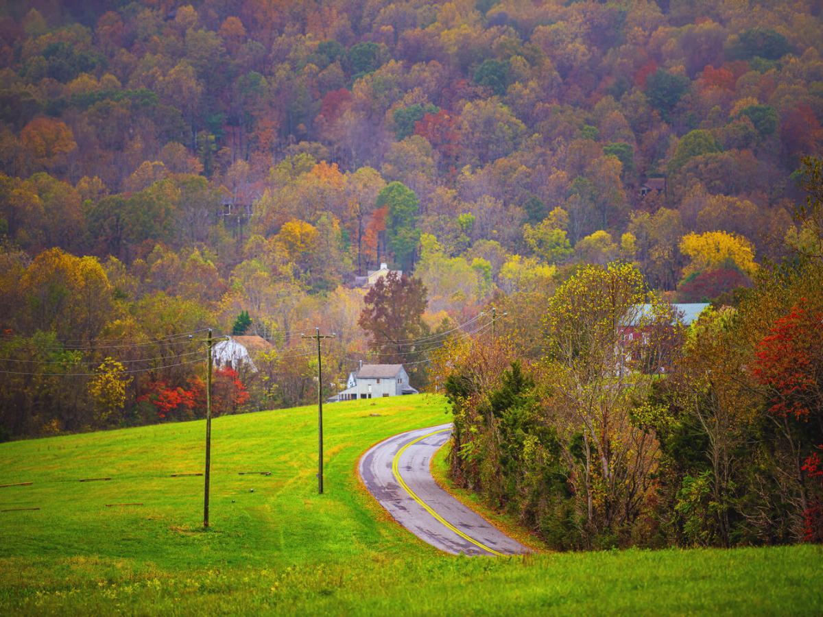 Rockfish valley with Blue Ridge mountains in autumn, Nellysford, VA